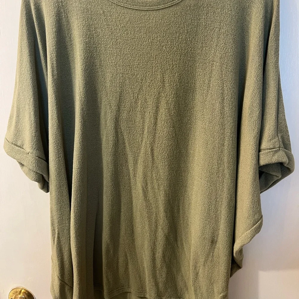 Francesca's Collections Sage Green Short Sleeve Top - Picture 2 of 2
